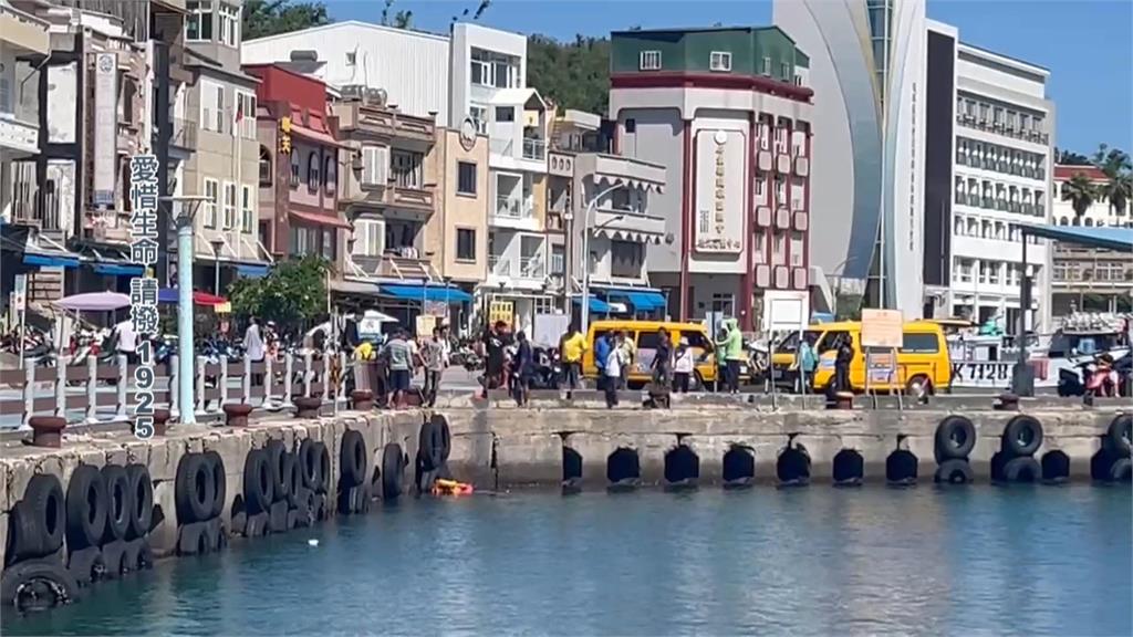 白沙漁港鬧劇!姨甥酒後吵架 相繼跳海獲救、親友傻眼