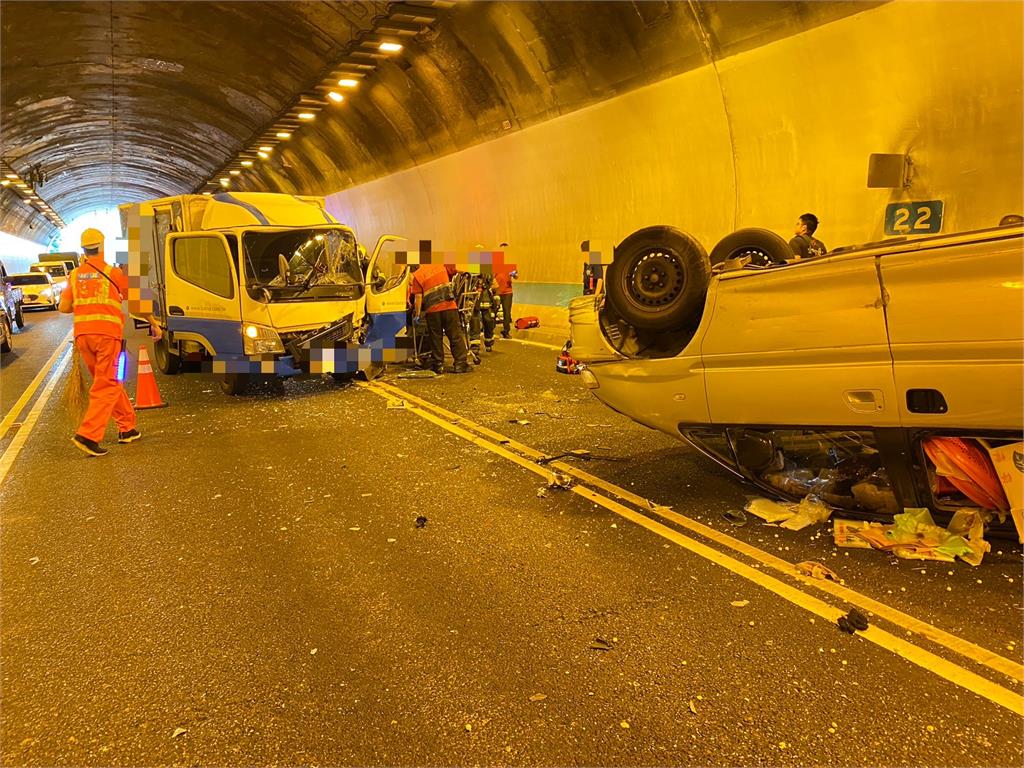 快新聞/砰!國3木柵隧道小貨車未注意路況 自小客車遭撞「四輪朝天」