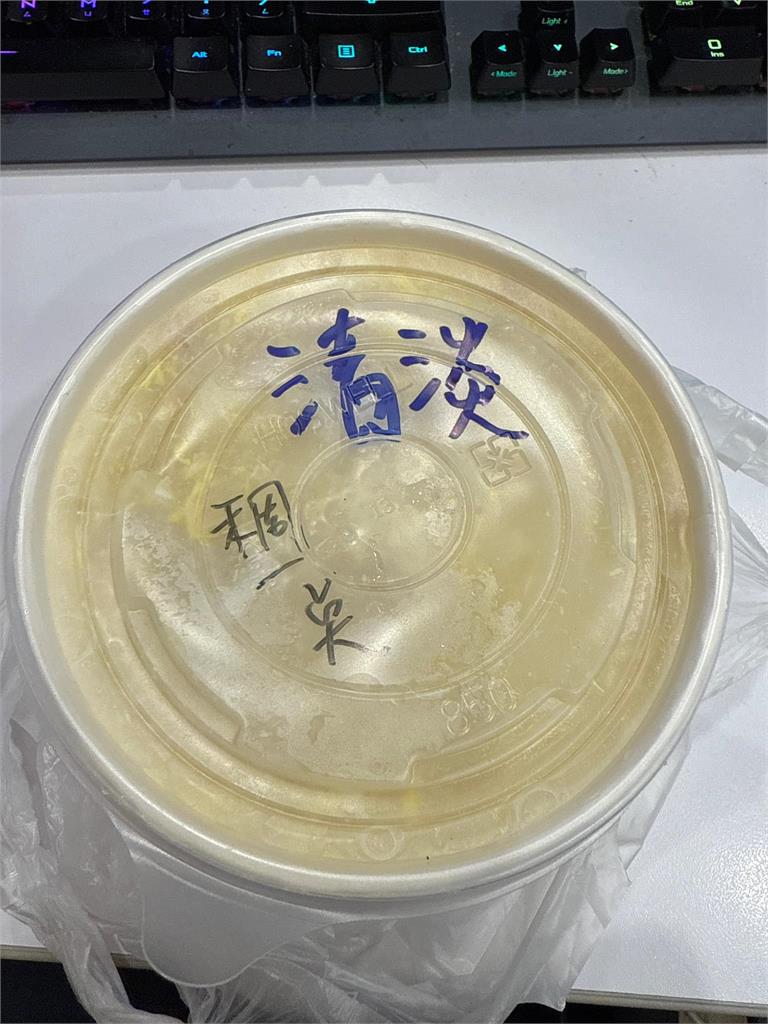 腸胃炎點外送想吃粥!見老闆「親手寫1句話」他當場暖哭:直接被圈粉