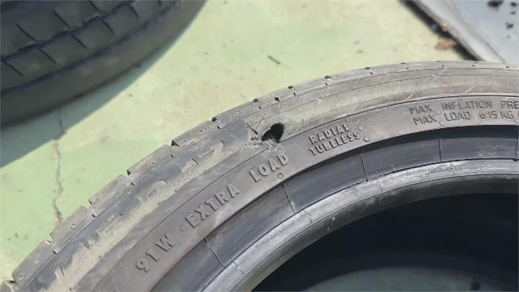 國1台南半聯結車載鐵架散落車道　43車遭波及慘爆胎