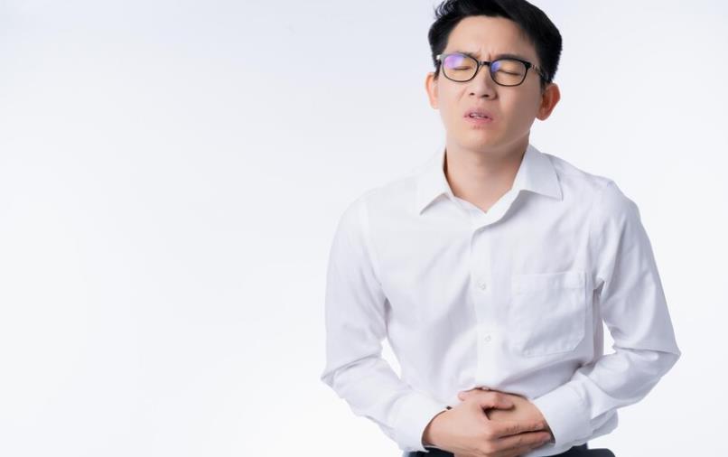 胃潰瘍不一定會「胃痛」?業務男三餐不正常 亂吃止痛藥導致胃穿孔
