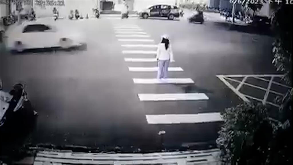 左右看18秒沒車讓!台中女過馬路「差一步」被撞飛 網怒:騎車的瞎眼
