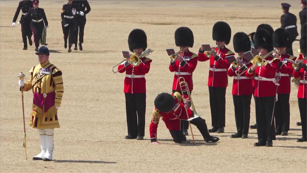 熱到爆!英衛兵頂烈日帶毛帽彩排 樂手當威廉面「中暑倒地」仍敬業吹奏
