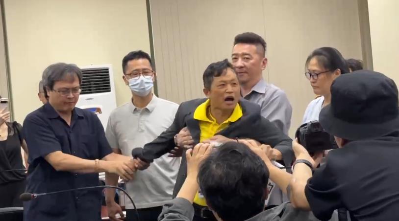 最新／鄭麗文被嗆爆了！他衝會場怒轟「別當習近平走狗」　現場驚爆肢體衝突
