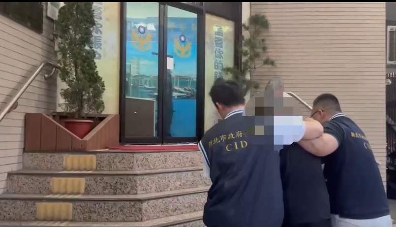 快新聞/落網畫面曝光!板橋銀樓「2萬金牌」搶案 警衝南投山上逮人