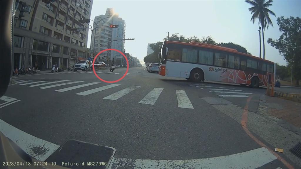 走斑馬線被催促?公車連按喇叭惹議 畫面曝光遭批:難怪是行人地獄