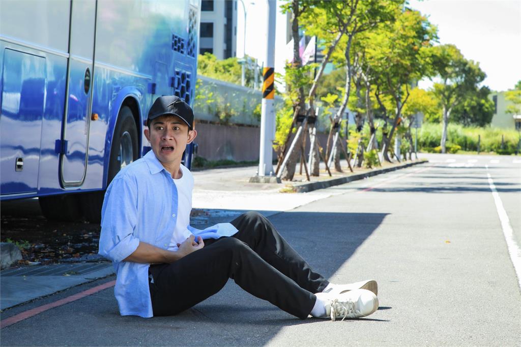 賴慧如《市井豪門》車禍殺青！曾子益柏油路跪地救援燙出小水泡