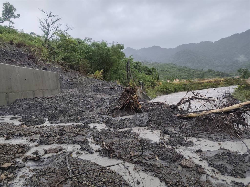 薇帕雨彈炸!台東南橫下馬路段坍方 花蓮多線道淹水封閉、民宅淹水