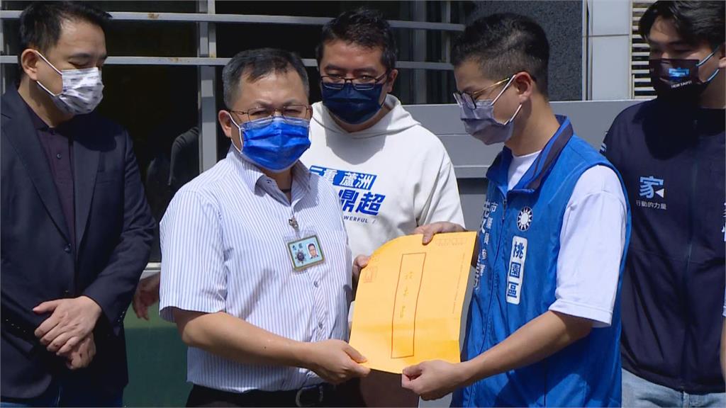 快新聞/聲援郭彥均 藍營市議員參選人赴刑警局「共同投案」