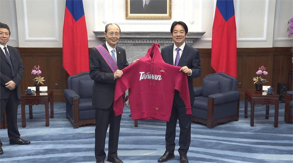 快新聞／有夠可愛！王貞治贈福岡軟銀鷹外套　賴總統笑回：是不是要把我簽下來？