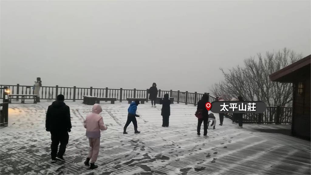 高山再降雪！玉山積雪厚達3cm　　太平山莊迎來入冬第一場冰霰