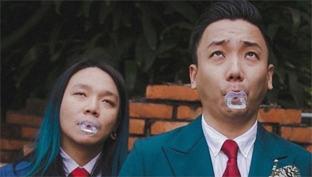 張以理誤喊「八包煎餃」成網路魔性迷因！網揭親弟竟是「超知名樂團」貝斯手