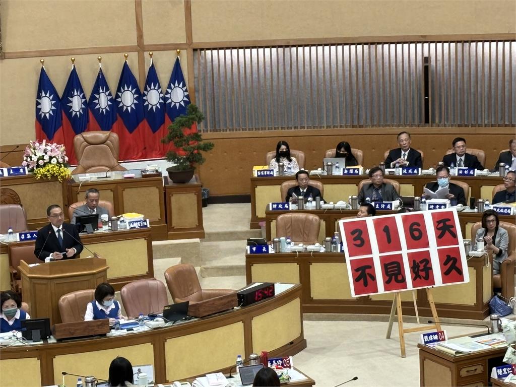 快新聞/時隔316天!侯友宜落選總統後重返議會 綠議員送「乖乖」要他專心市政