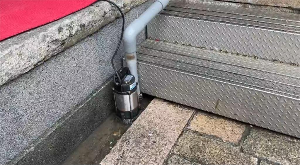 彰化市颳強風、間歇雨勢　木造民宅不耐風雨突倒塌