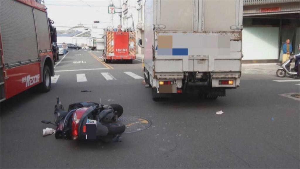 彰化小貨車迴轉撞機車　女騎士捲車底牙斷手脫臼