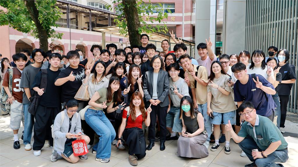 蔡英文北醫演講被學生包圍求合照　隨扈急喊「1句」她投降：冷靜點！我拍就是了