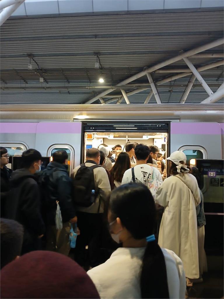 快新聞/桃園燈會「150萬人次」塞爆高鐵、機捷! 台鐵「狀況良好」歡迎使用