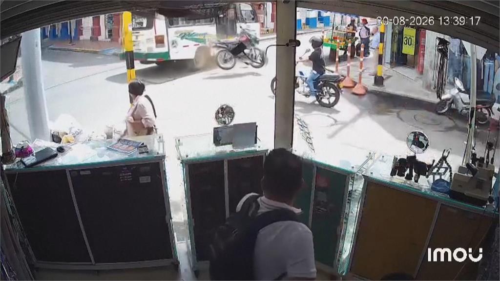 哥倫比亞機車闖紅燈撞進公車　毫髮無傷走下車司機嚇傻
