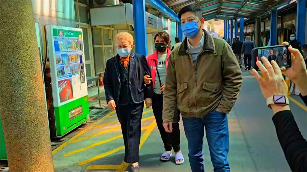 快新聞/柯爸辭世!柯媽何瑞英悲赴殯儀館 邊走邊落淚....