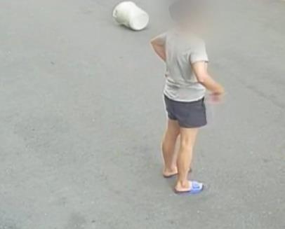 清潔隊員「丟垃圾桶」險砸人　高溫惹禍？名間鄉長陪同登門道歉