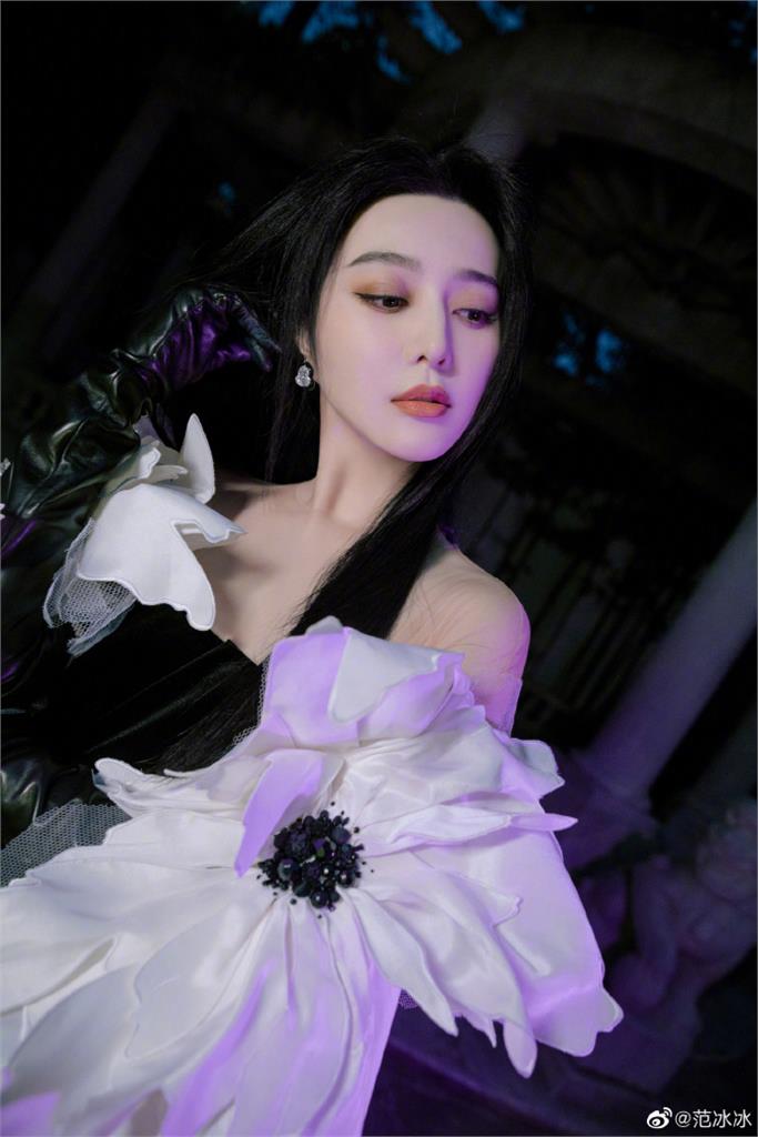 范冰冰素顏邋遢餵貓!「白到反光」神級狀態千萬人看傻:畫面太美了
