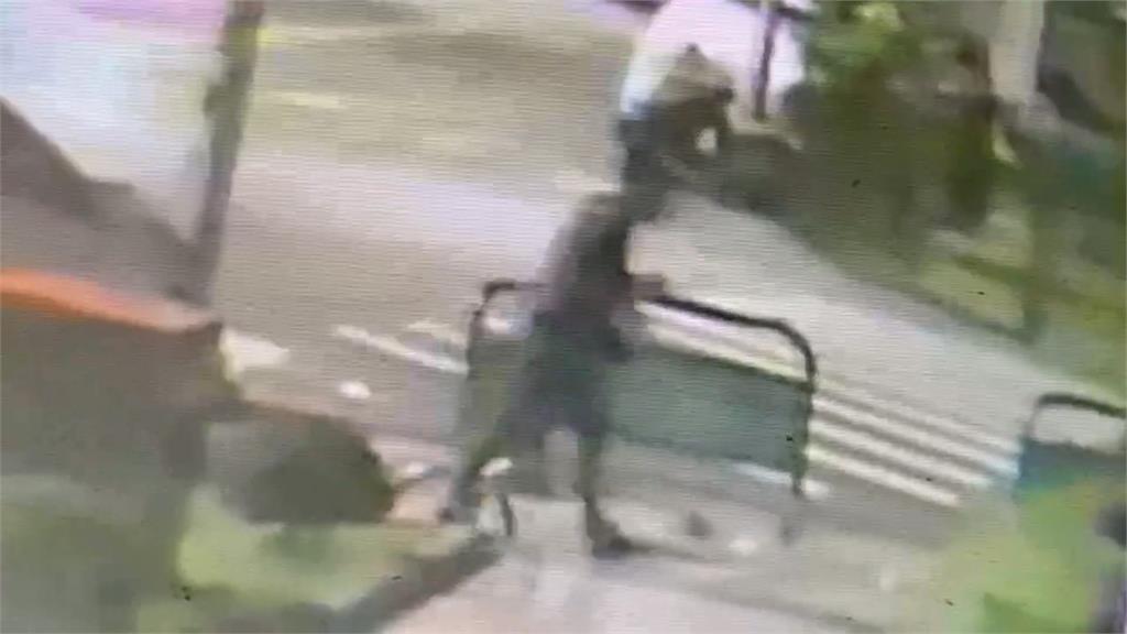 自撞燈桿車輛嚴重損毀　駕駛脫困急藏空酒瓶「滅證」