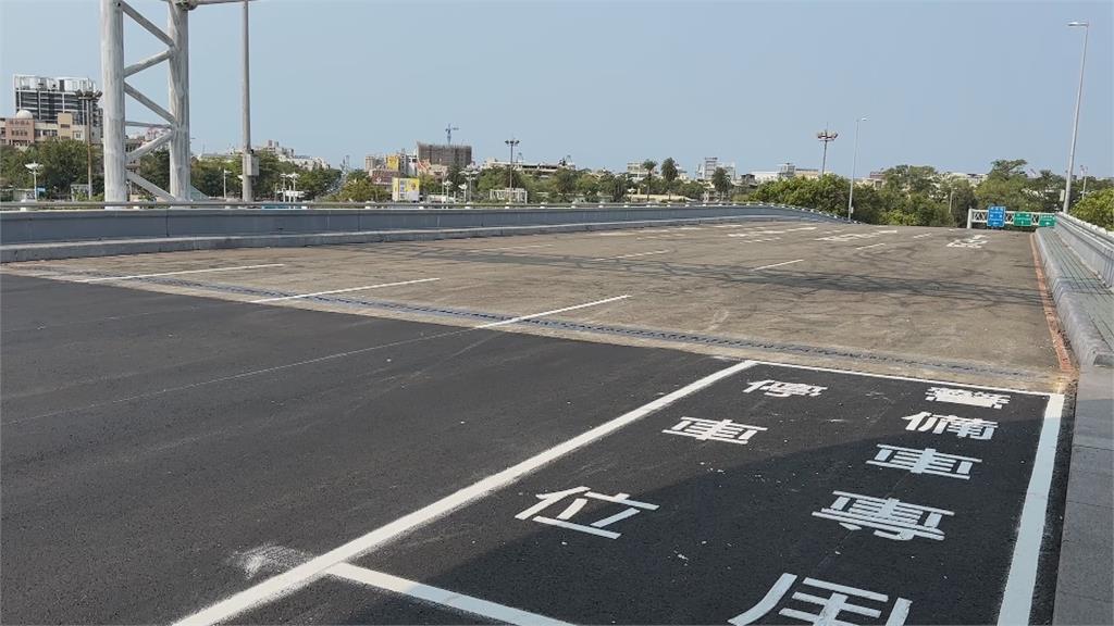 出國前先卡關！小港機場道路施工　電梯前人潮塞爆