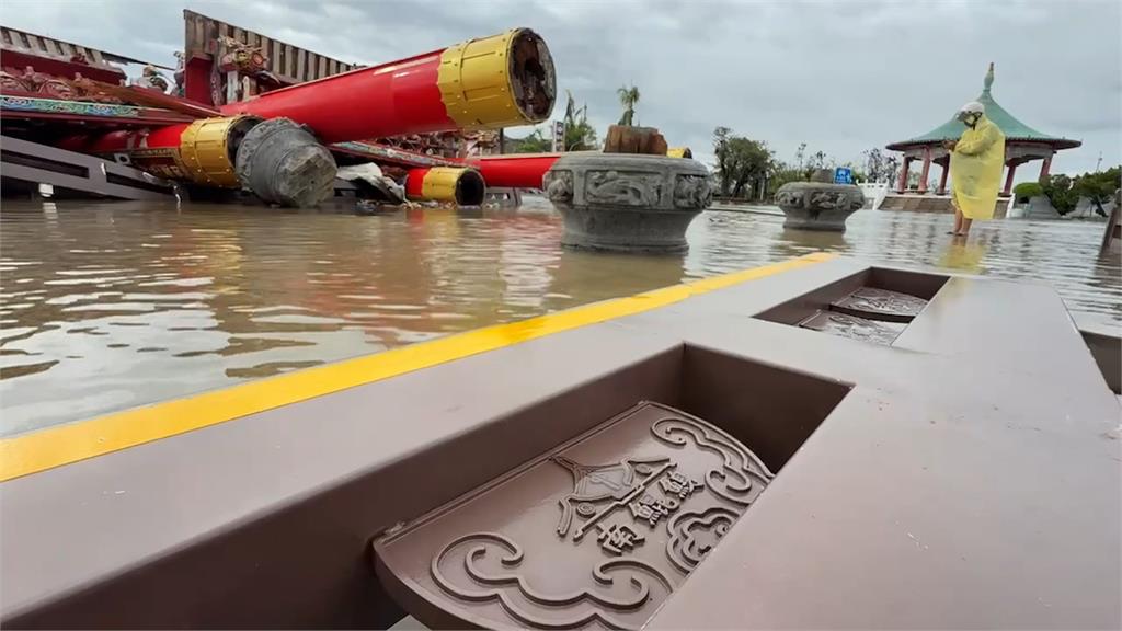 台南360年「南鯤鯓代天府」牌樓倒塌泡水 廟方損失破億元