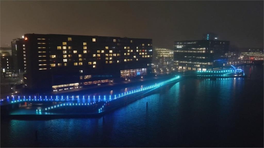 「鳳凰」象徵遨遊世界！丹麥燈光節閃耀哥本哈根