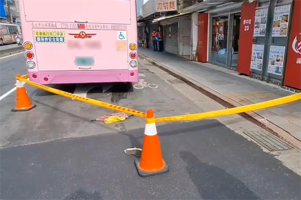 最新／北市文山區公車撞行人！女受困車底當場死亡　現場畫面曝