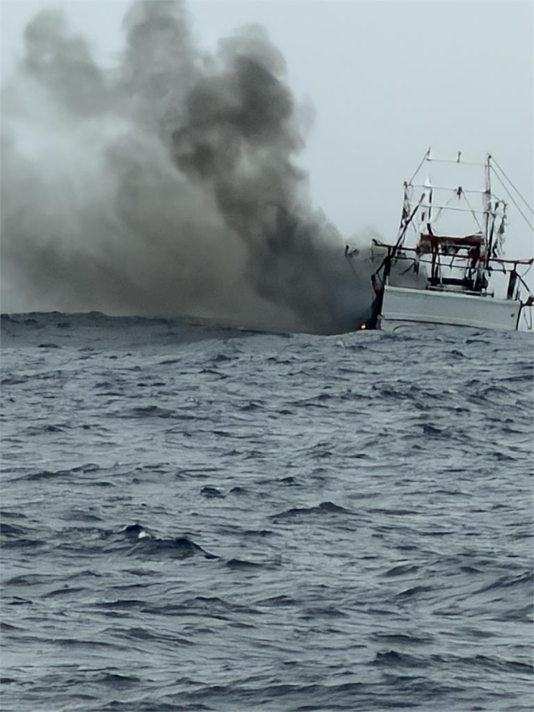 快新聞／船長失聯！基隆漁船不明原因「冒火沉沒」　海巡署22時抵釣魚台近海搜救