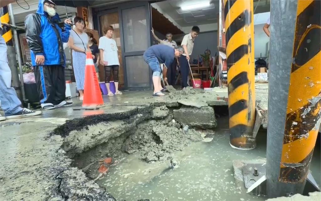 台南疑自來水管破裂釀路基坍塌 泥水湧入周邊住戶、逾6千戶停水
