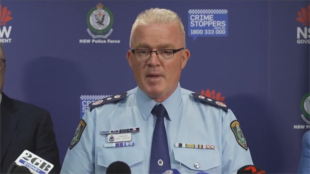 澳洲雪梨邦迪海灘槍擊案　父子犯案釀15死　一穆斯林男子英勇奪槍成大英雄