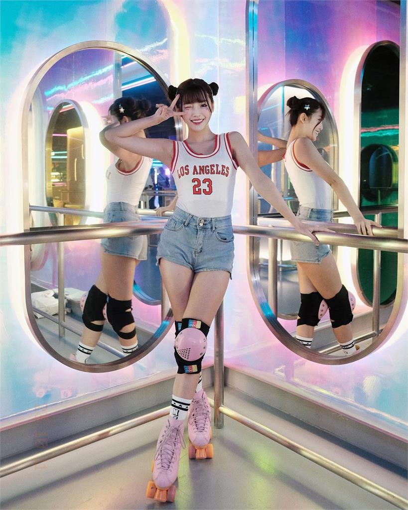 李恩菲溜直排輪1動作洩美腿!「Y2K造型」網暈了 李恩菲溜直排輪1動作洩美腿!「Y2K造型」網暈了:春麗小菲