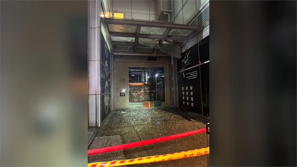 躲雨驚魂!信義A19五樓鐵欄杆斷裂 砸裂玻璃釀6人受傷