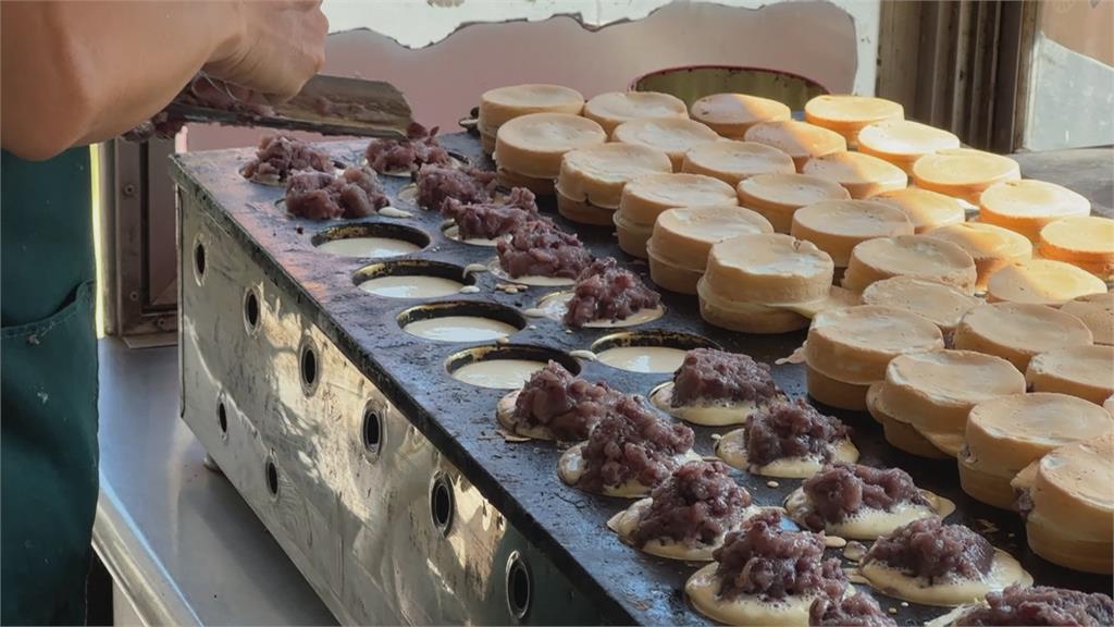 獨／年初二趁空檔拍影片吃紅豆餅　總統也說讚！萬丹紅豆餅店人氣旺