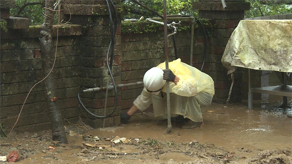 悚！三芝暴雨多地土石流　馬路「斷兩半」成重災區