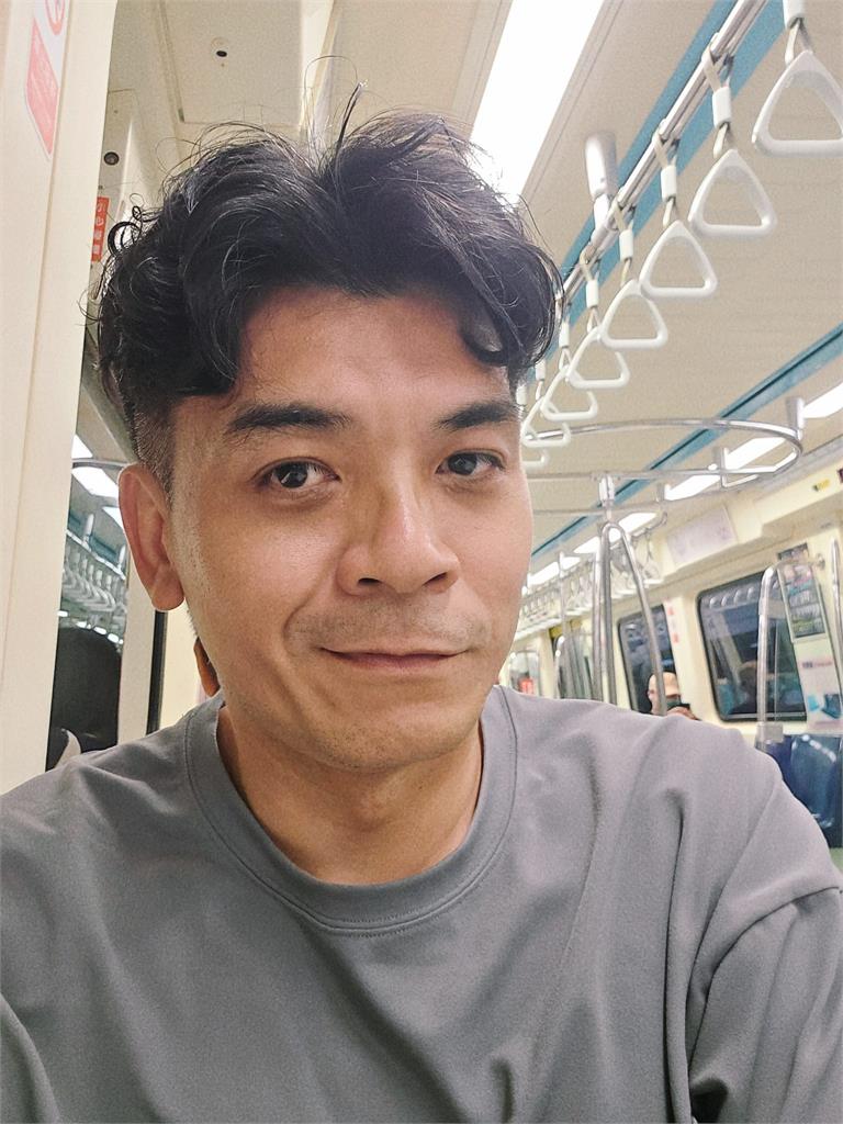男星曬「飯店排隊照」問:誰說沒人國旅?內行一看曝真相:單純只是...