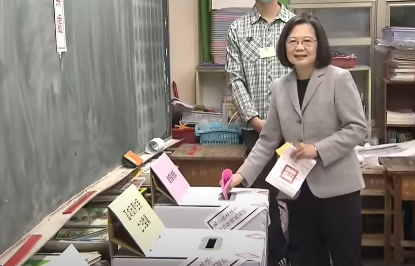 蔡總統九點鐘完成投票籲踴躍投票 蕭美琴「太緊張」?一度忘帶身分證