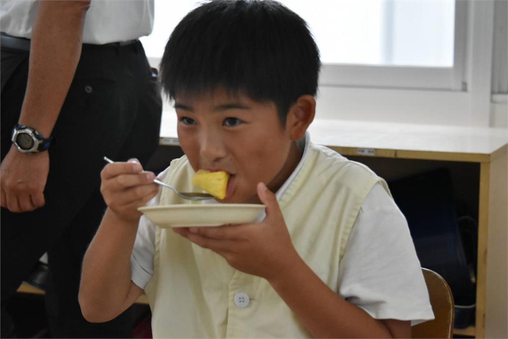 熊本縣宇土市學童品嘗台南鳳梨 小朋友紛讚:甜 好吃