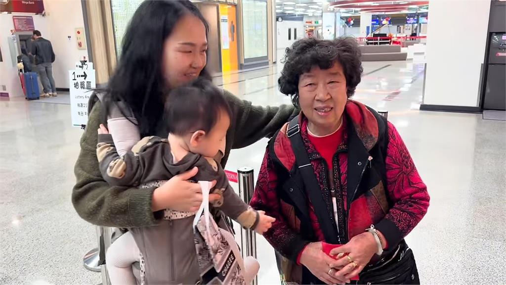 84歲中國奶奶遠從昆明來台看曾孫 四代同堂齊聚機場網讚:太感動了