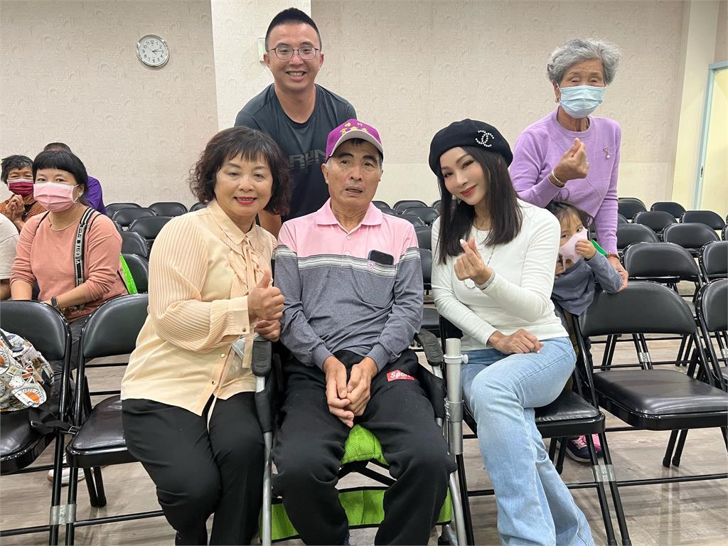 演藝圈模範女神！藝人陳美鳳不畏風雨　出席公益活動、用行動做愛心