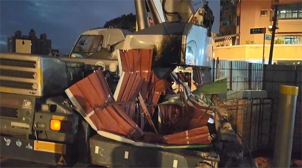快新聞/嚇!桃園住宅工地出事了 疑地面塌陷「吊車翻覆」畫面曝光