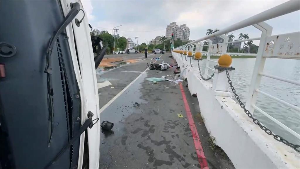 高雄澄清湖畔死亡車禍！　小貨車撞3載騎士母落湖身亡