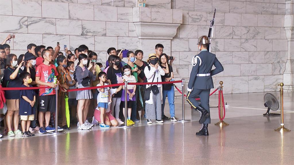 中正紀念堂儀隊週一撤出 大廳禮兵展示走入歷史