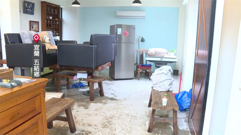 宜蘭淹水災民划船上路! 網友:縣府有發船嗎?