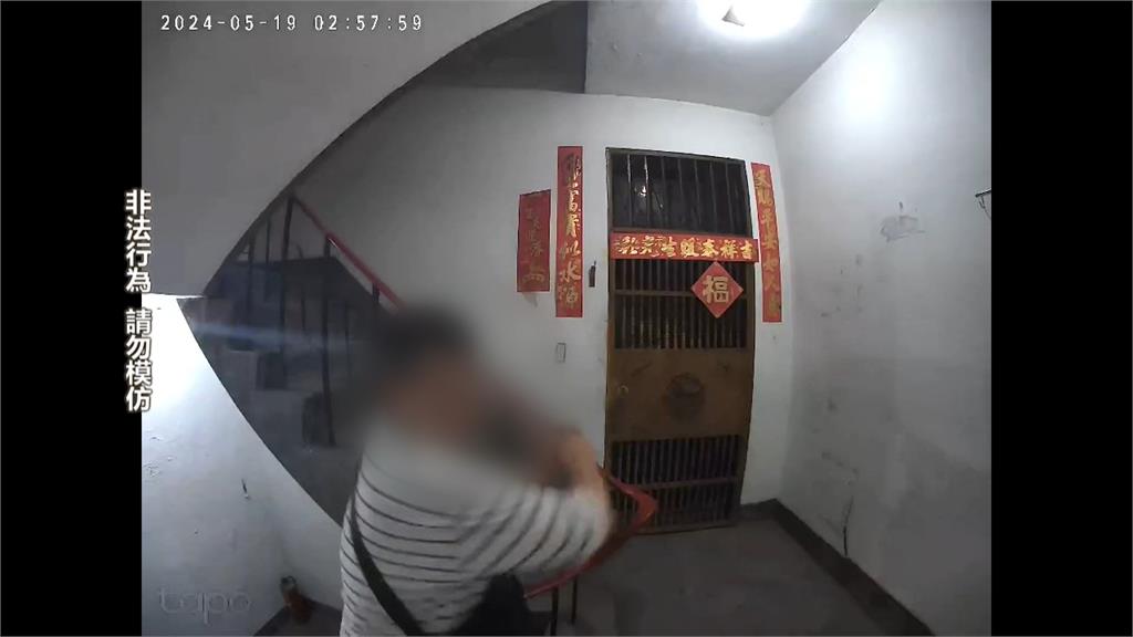 恐怖惡鄰深夜砸門! 男子持鐵撬很砸被鄰居報警強制送醫