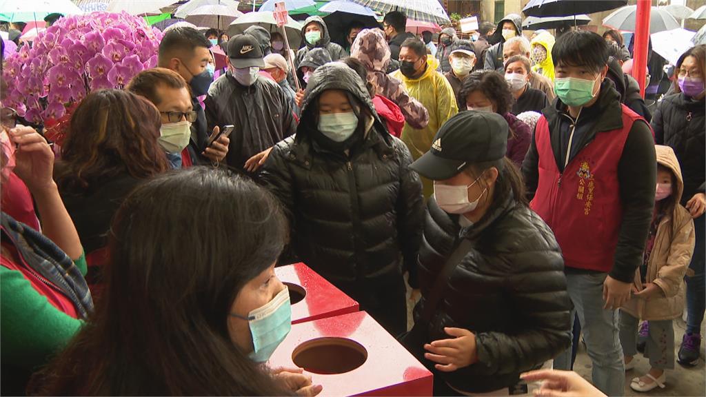 冷颼颼也要來排 民眾排隊等抽祈福紅包