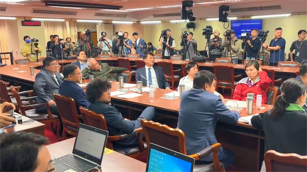 「國昌剋星」入立院怕了?沈伯洋揭藍白2奧步「封殺王義川」看傻:中邪一樣