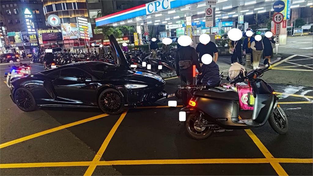 炸雞掉滿地！千萬麥拉倫超跑撞上外送騎士　引擎蓋烤漆鈑金毀損　維修費曝光